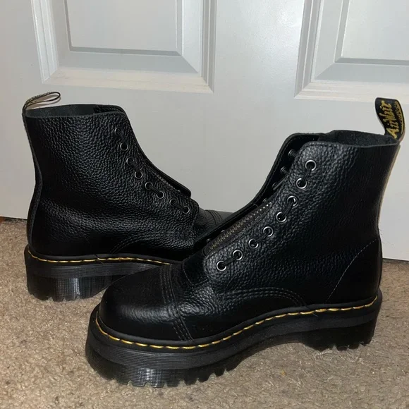Dr. Martens Sinclair women’s 10 NWOT - Picture 4 of 5